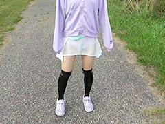 【エロ動画】パンツが透けるスカートで散歩させて遊ばせました。かわいくて萌えるエロ画像