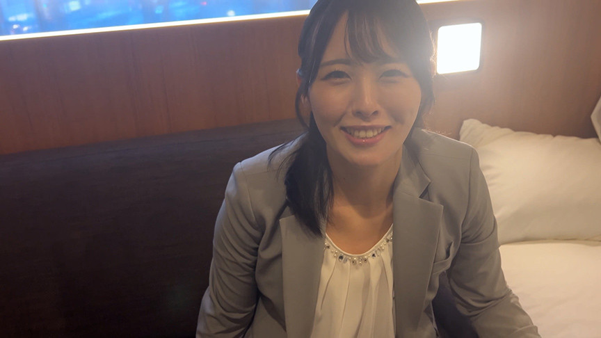 M男が街中で女性に声をかけてキスさせてもらう あい 画像1