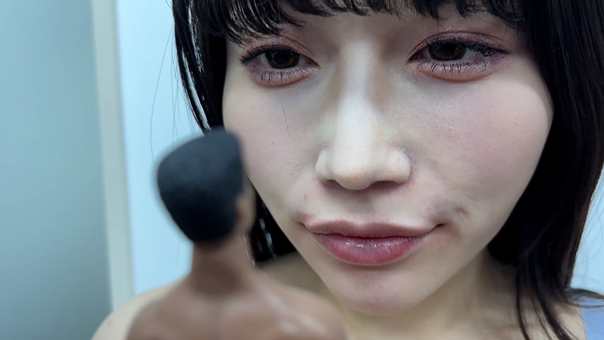 ひなみちゃんがM男人形を唾液たっぷり舐めまわす 画像1