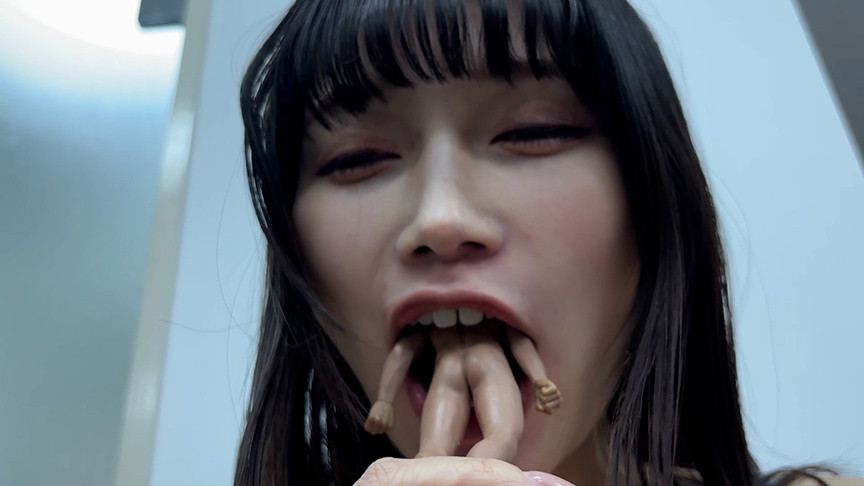 ひなみちゃんがM男人形を唾液たっぷり舐めまわす 画像3