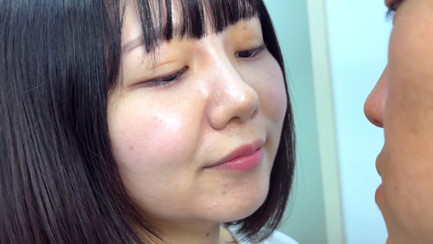みゆりちゃんがM男に濃厚キス 画像1