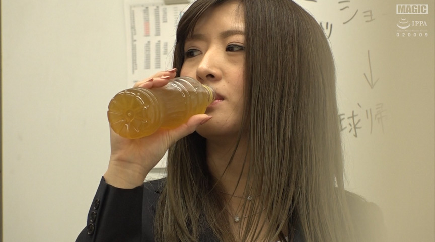 プライドが高い人妻に利尿剤を飲ませたらお漏らし！ | フェチマニアのエロ動画Search