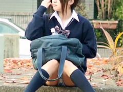 【エロ動画】女子校生の太ももと生パンティ（シミ付き）のぞきエロ画像