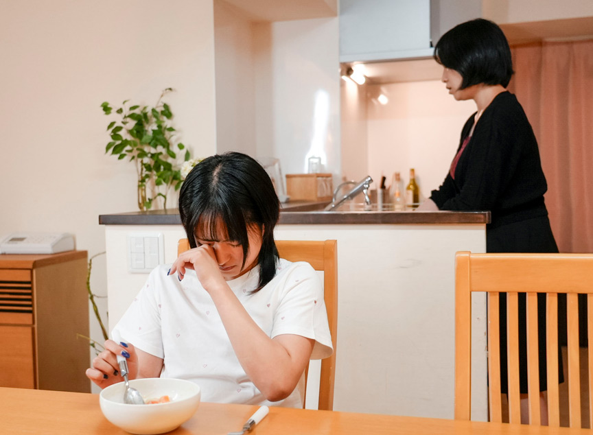 隣人ストーカーの薬で眠らされた女子●生はレ×プされる