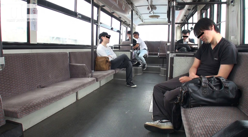 ツル肌イケメン太一が走るバスの車内で強制フェラ！ | DUGAエロ動画データベース