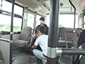 ツル肌イケメン太一が走るバスの車内で強制フェラ！ サンプル画像3
