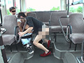 ツル肌イケメン太一が走るバスの車内で強制フェラ！ サンプル画像4