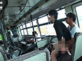 ツル肌イケメン太一が走るバスの車内で強制フェラ！ サンプル画像8