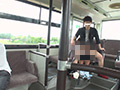 ツル肌イケメン太一が走るバスの車内で強制フェラ！ サンプル画像9