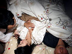 【エロ動画】夜這い～夫の横で感じる人妻～ DBUD-015の人妻・熟女エロ画像