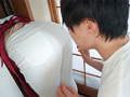 四つん這いで無自覚にデカ尻挑発してくるパート家政婦 淫乱ドM尻に即ハメしたら潮吹き止まらず… 水川潤