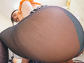 【黒パンストセクハラ】残業中、ミニスカ美脚挑発で若手ち○ぽをガチガチ勃起させ脚テクで何度も抜きまくる巨乳人妻女上司 胡桃さくら