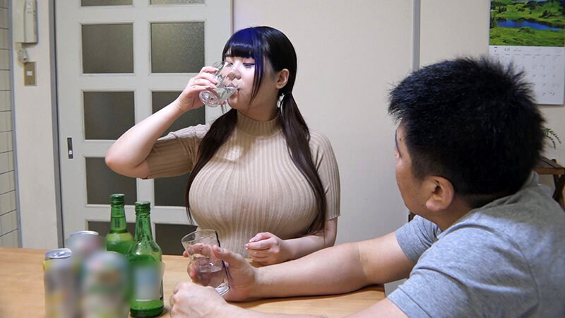 デカ乳が服の上からでもクッキリ目立つ居酒屋店員さん 画像2