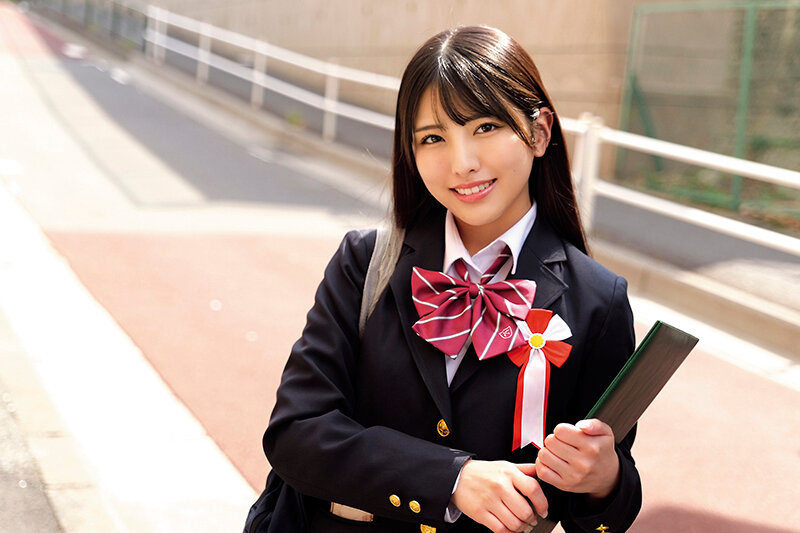 卒業式直後に思い出の制服に初めての大量ぶっかけ！ 画像1