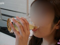 【個人撮影・飲尿】見知らぬ男の出したておしっこを気持ち悪そうに何度もゴクゴクッ！ ゲホゲホ咽せながらもがんばって飲尿！