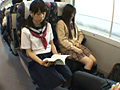 対面座席で脚を絡ませても抵抗しない女子校生3 サンプル画像8