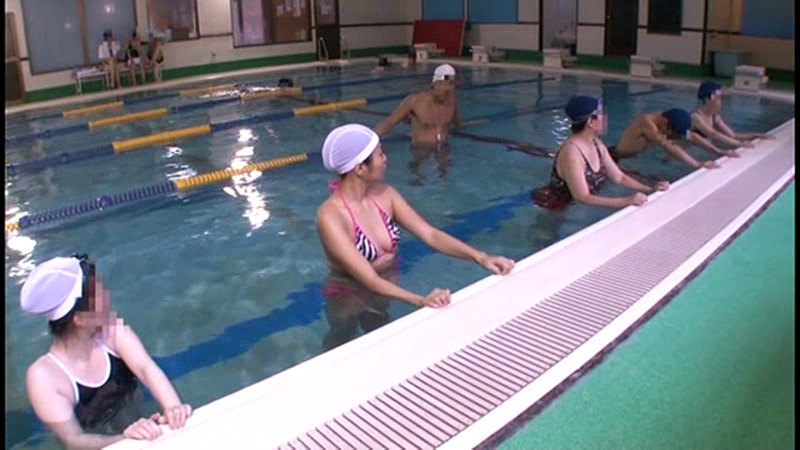 【naturalhigh-0934】水泳教室なのに父親達を勃起させてしまう巨乳奥さんの見所画像12