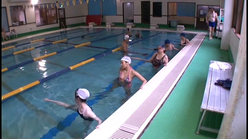 【naturalhigh-0934】水泳教室なのに父親達を勃起させてしまう巨乳奥さんの見所画像13