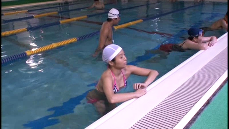 【naturalhigh-0934】水泳教室なのに父親達を勃起させてしまう巨乳奥さんの見所画像14