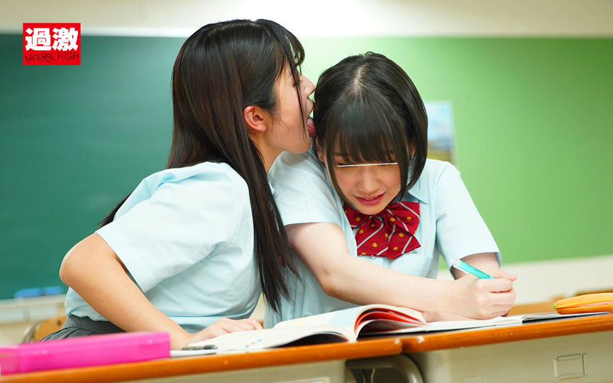教室で女子の耳を舐める女子