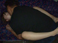 夜行バスでイカされた隙に生ハメされた女10 色気JD サンプル画像6