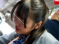 [naturalhigh-2597] 満員バスで制服越しに乳揉み痴漢される巨乳女子○生19のキャプチャ画像 2