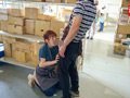 倉庫勤務中でも拒めずやらせてくれる地味巨乳パート妻 サンプル画像3
