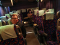 夜行バスで2人きり 色白巨乳JD サンプル画像2