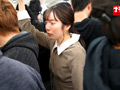 固定バイブが抜き取れず腰をくねらせイキ漏らす女 画像1
