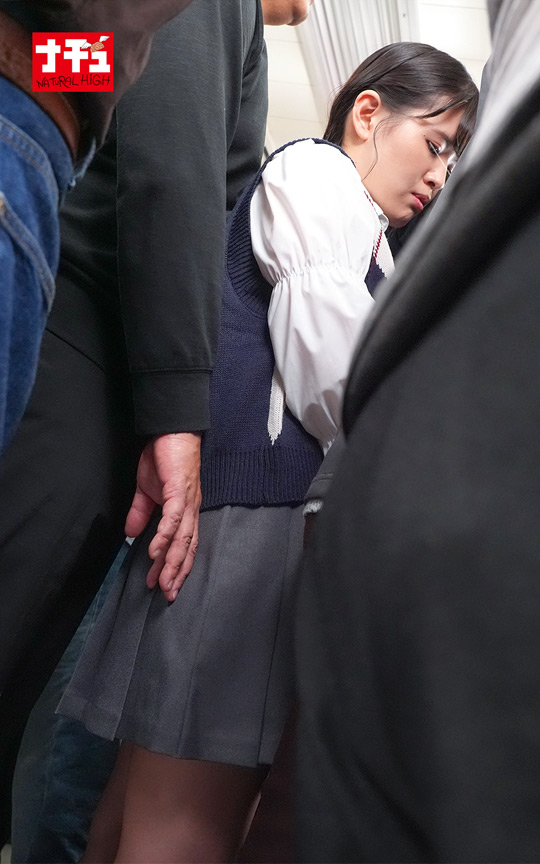 生意気女子を駅弁中出し羞恥 触らせないチビ 画像1