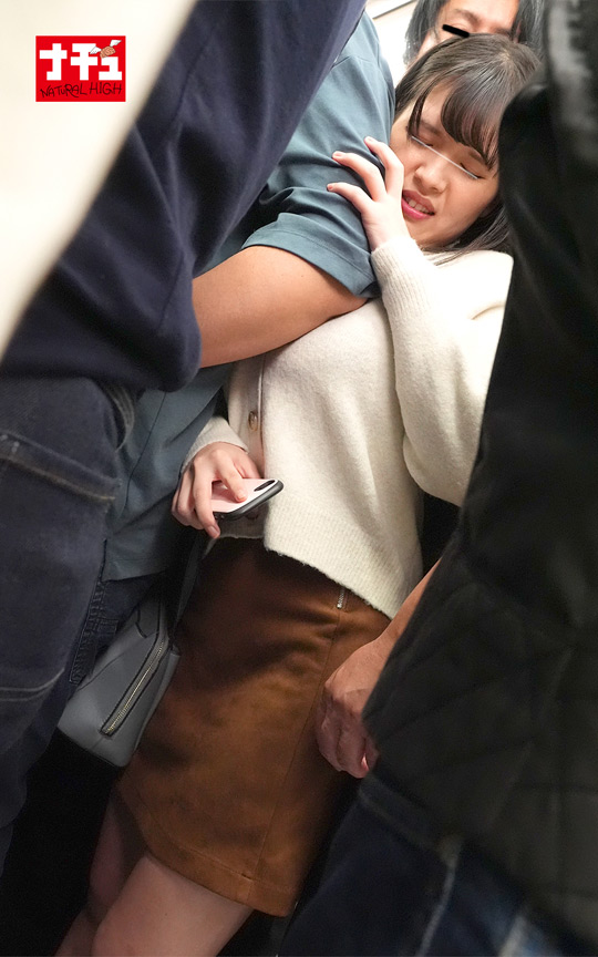 生意気女子を駅弁中出し羞恥 触らせないチビ 画像3