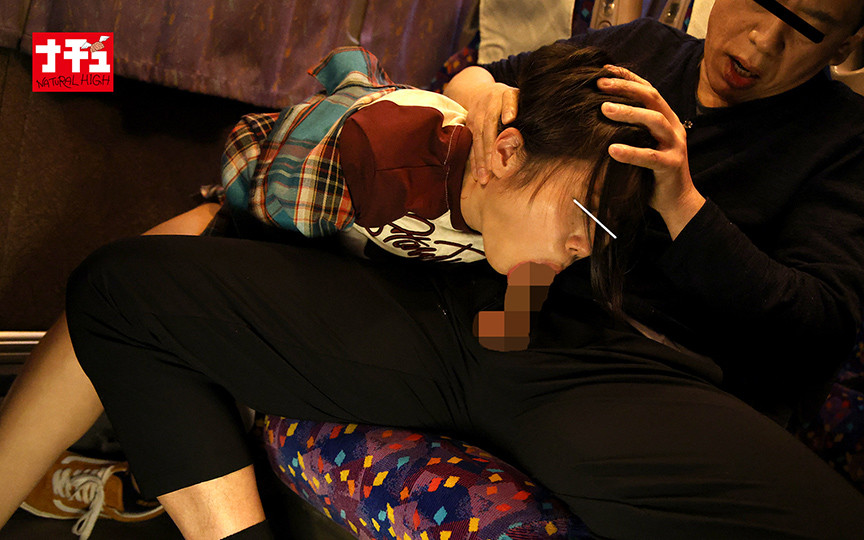就寝中の夜行バスで指マンされた気弱女子3 微乳ガリ女 画像3