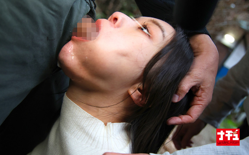 旅ロケで性豪オヤジたちの体液たれ流し中出し肉便女 画像4