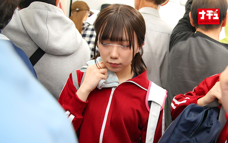 通学電車で突然ジャージをずり下げられるスポーツ女子 画像1