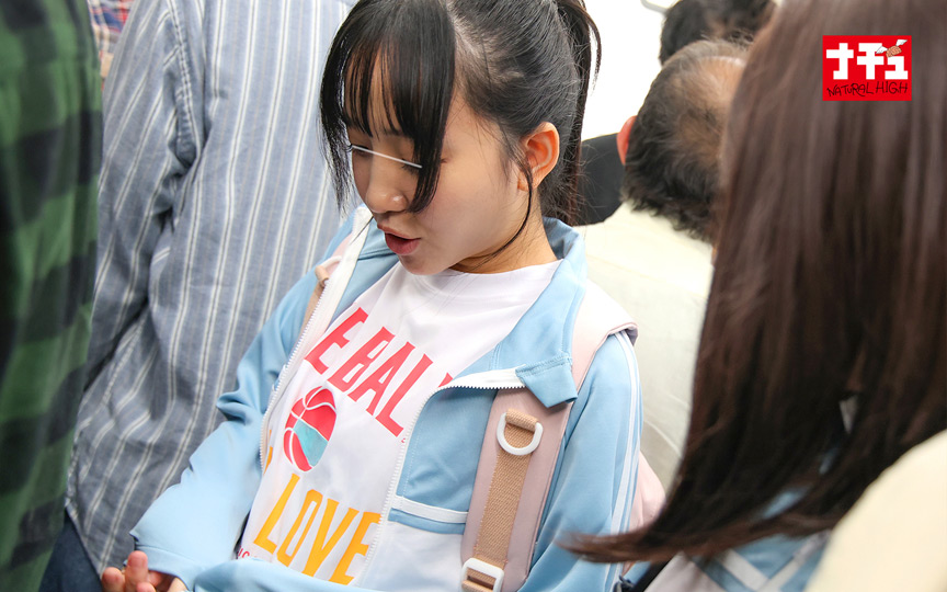 通学電車で突然ジャージをずり下げられるスポーツ女子 画像4