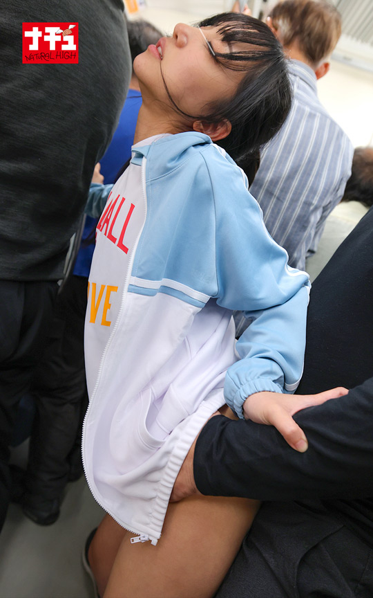 通学電車で突然ジャージをずり下げられるスポーツ女子 画像6