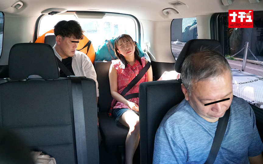 帰宅中の車内で発情しだすおチビさん ベロ長娘 画像2