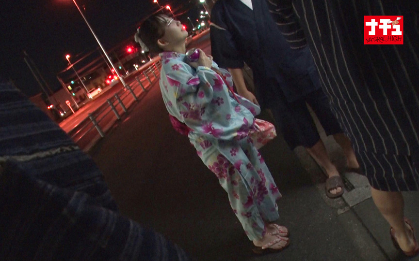 帰宅中の車内で発情しだすおチビさん デカ尻娘 画像1