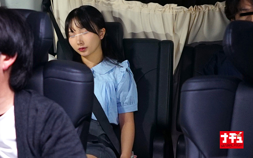 帰宅中の車内で発情しだすおチビさん ハメ潮娘 画像1