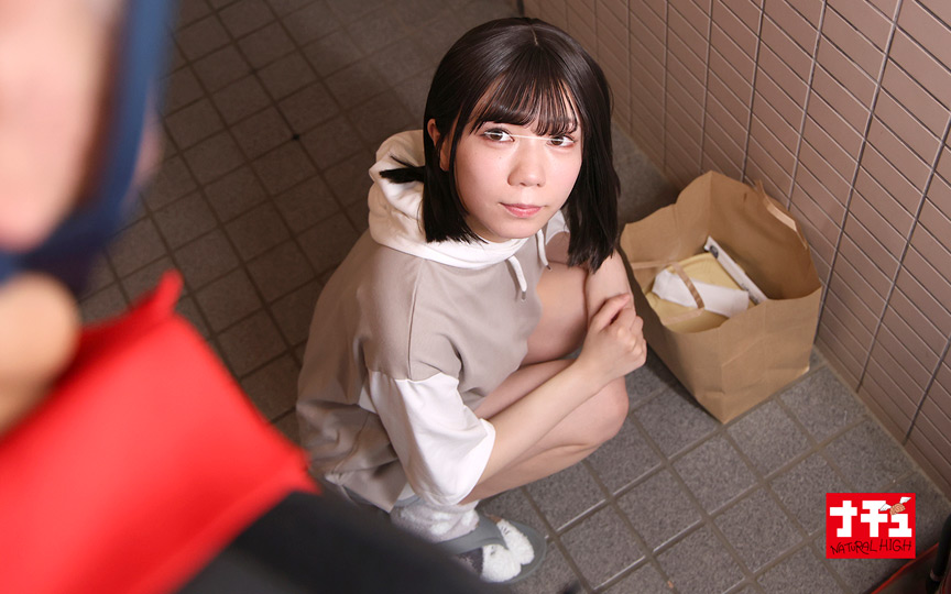 ディープキス巨漢プレスで酸欠中出しされた小柄女 画像1