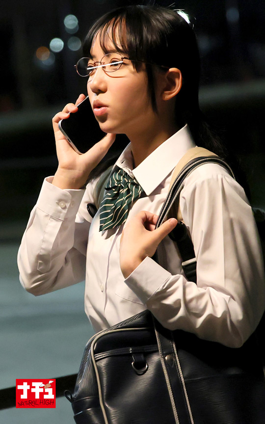 就寝中の夜行バスで指マンされた気弱女子4 画像1