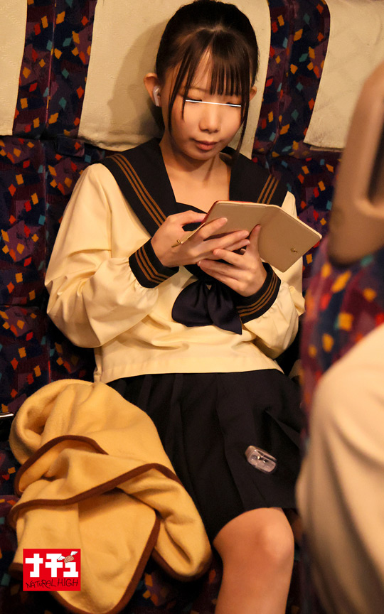 就寝中の夜行バスで指マンされた気弱女子4 画像13