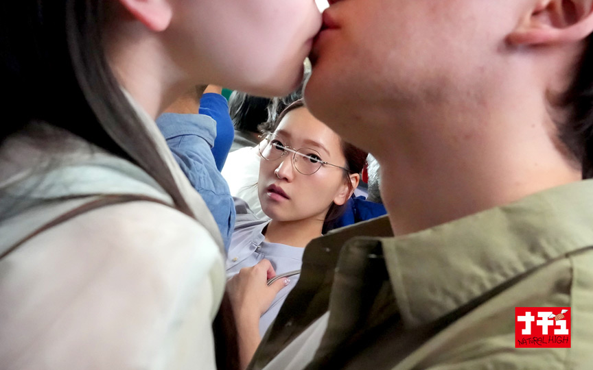 バスで動けず長時間べろキスされ蕩け顔を見られた人妻 画像3