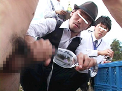 ゲイミルク牧場 ゲイミルクを生搾り