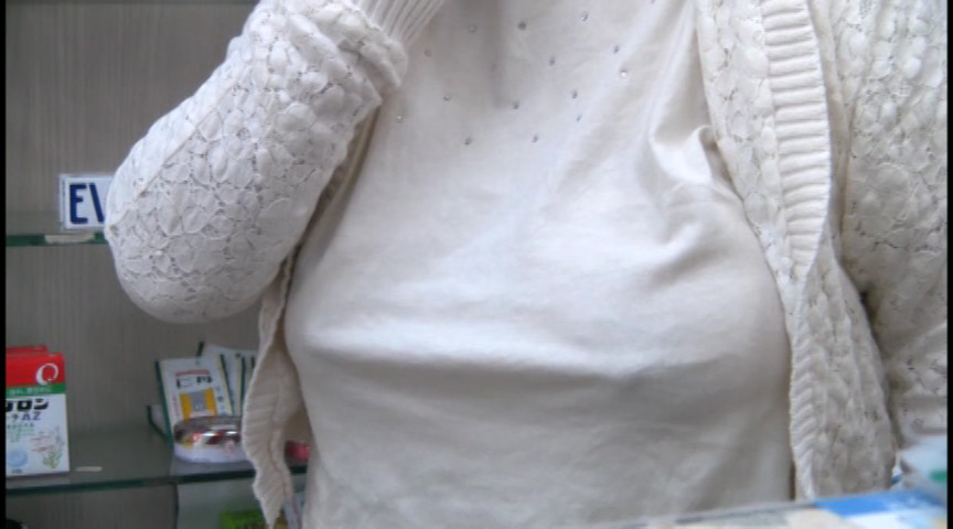 田舎のお店に必ずいる！乳首透けてるスケベそうなおばちゃん