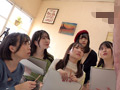 写生に夢中！？美人揃いのデッサン教室にバイトへ行ったら、まさかのヌードモデル！？アソコをじぃ～～っと観察されてるうちに勃起してるのがバレてしまい、射精させられてしまうボク