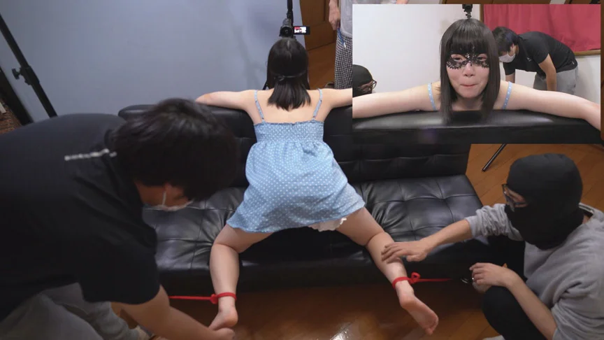 顔を歪めて笑いを堪えるキュートな女子