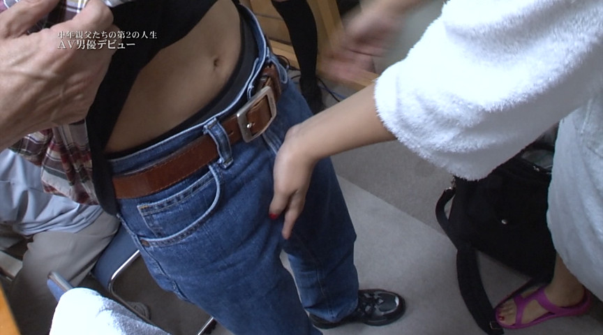 【paradisetv-1277】リストラ中年オヤジのAV男優デビューに密着!の見所画像14