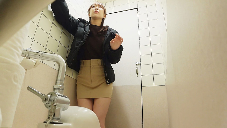 女子トイレ覗き迫力の放尿と生々しいオナニー #4 画像4