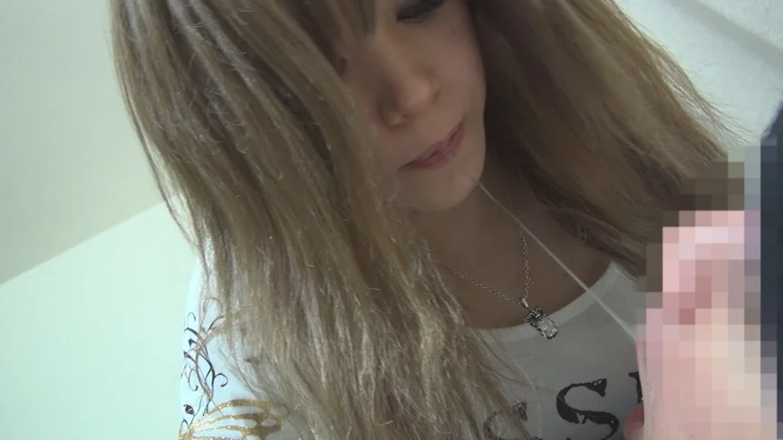 ねっちょり唾をちんぼにぺっと吐きまくる唾手こきギャル